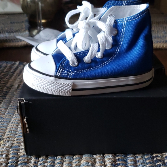Converse - Picture 2 of 2